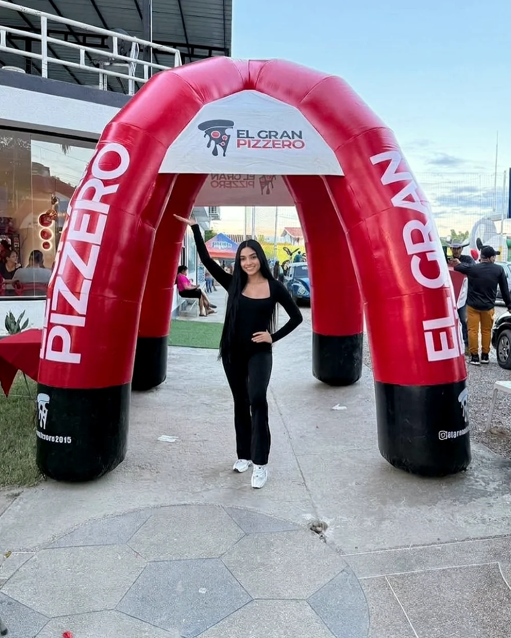 Promotora de ventas en la entrada de un evento promocional