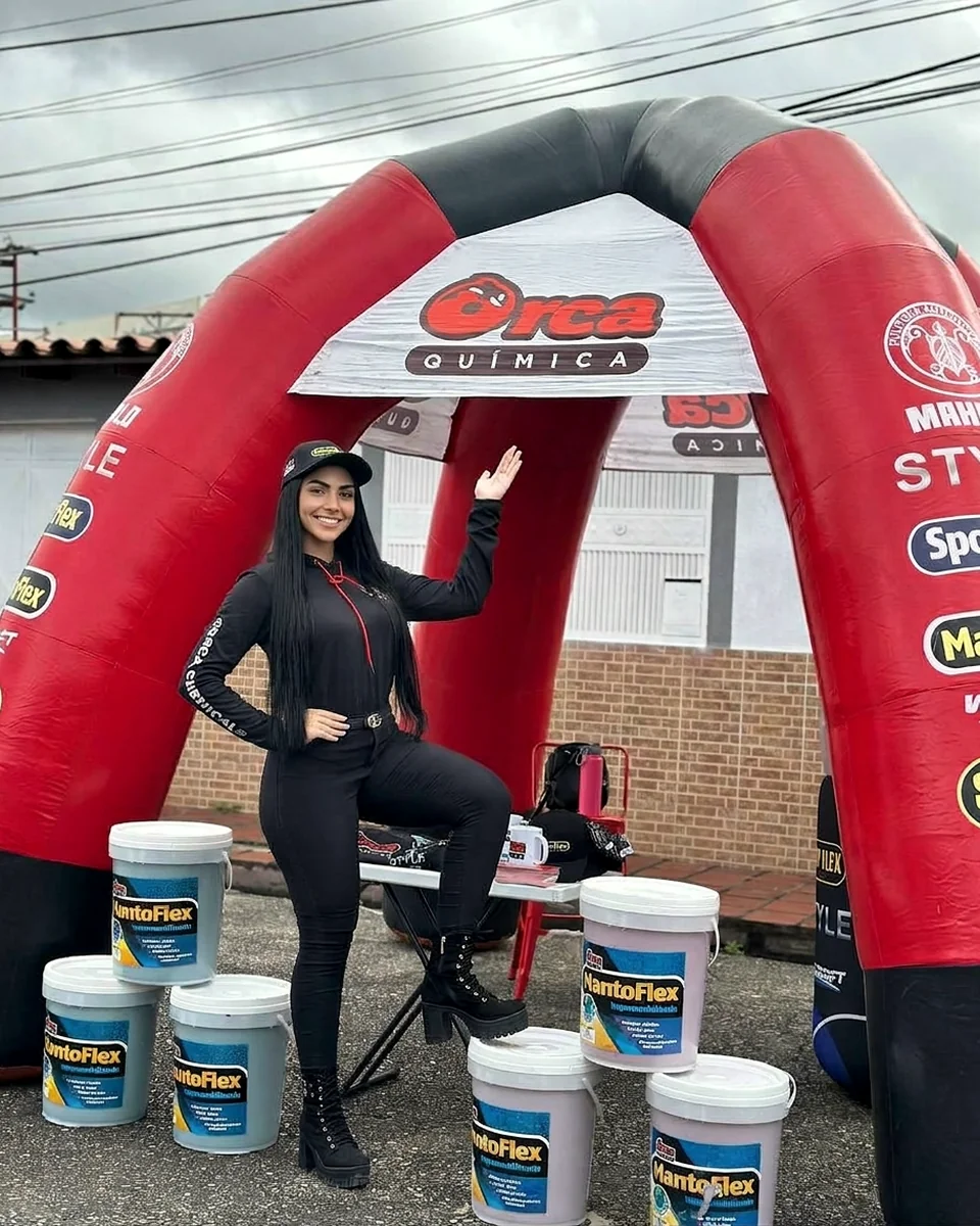 Promotora de ventas con uniforme de marca durante una activación en punto de venta